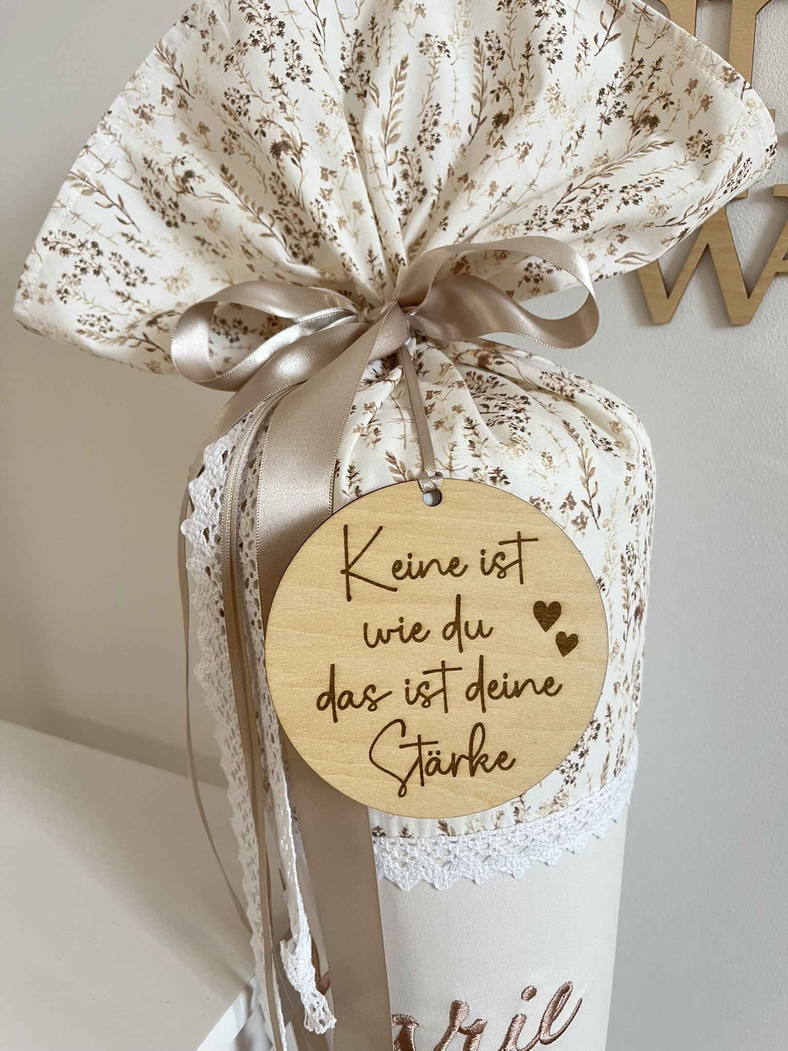 Holz Anhänger - Keine ist wie du - das ist deine Stärke – Lasergravur Geschenk