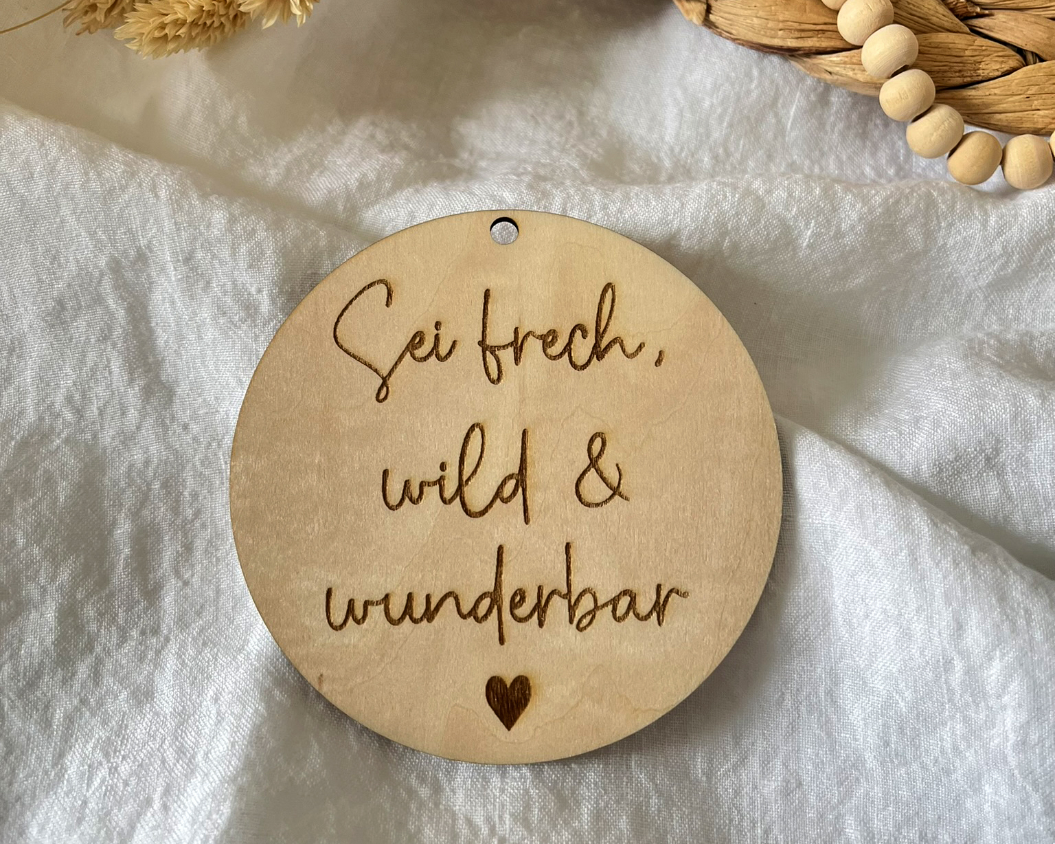 Holz Anhänger - Sei frech, wild & wunderbar - mit Herz – Lasergravur Geschenk