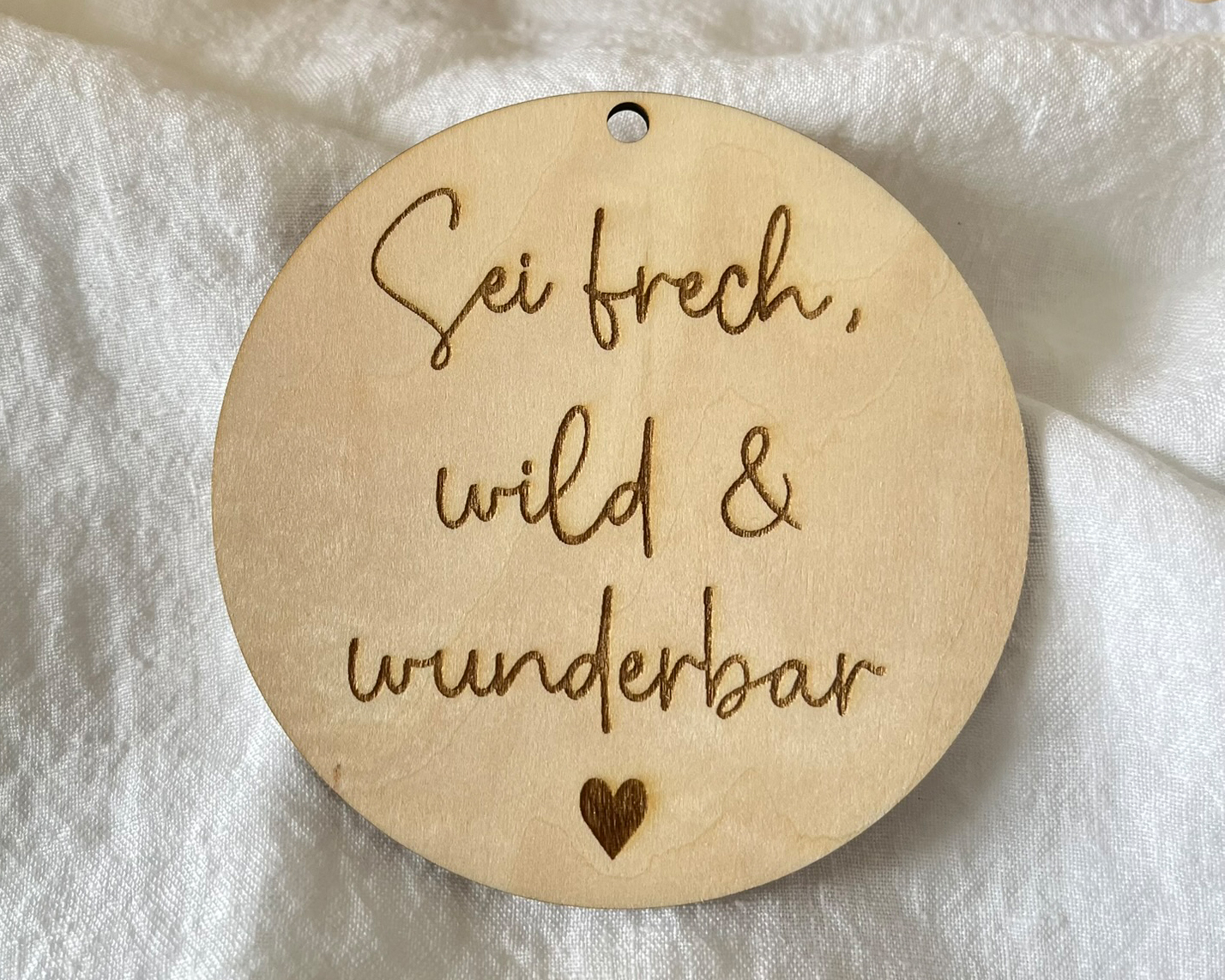 Holz Anhänger - Sei frech, wild & wunderbar - mit Herz – Lasergravur Geschenk