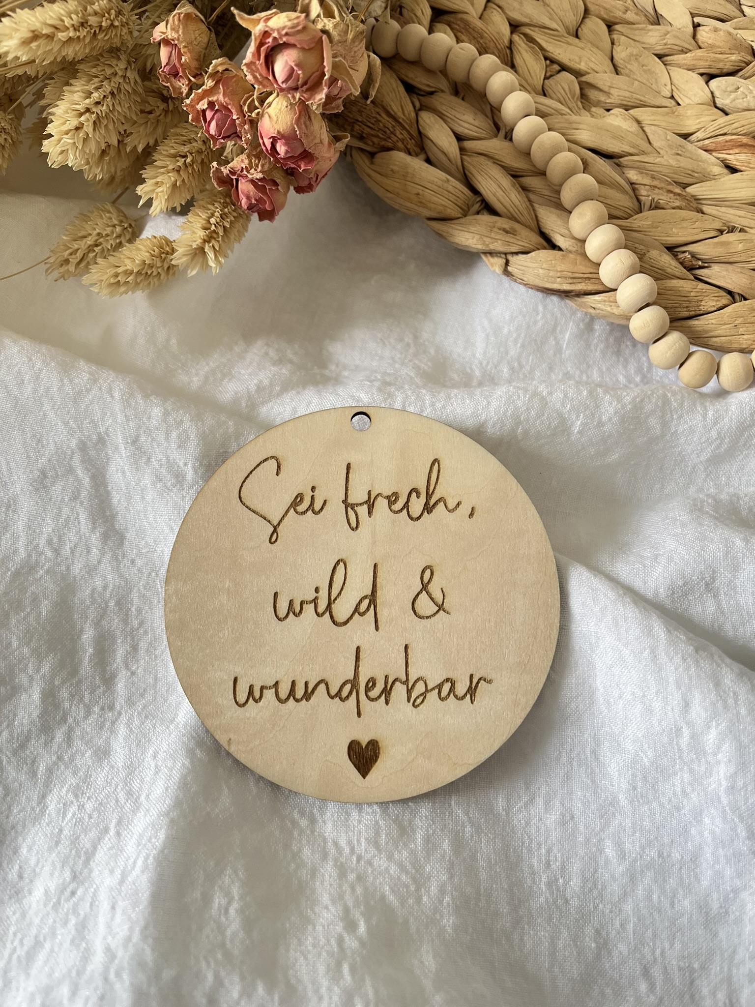 Holz Anhänger - Sei frech, wild & wunderbar - mit Herz – Lasergravur Geschenk