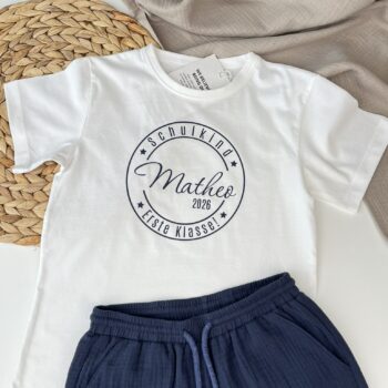 Einschulungs-T-Shirt Schulkind mit Name & Jahr in Kreisform