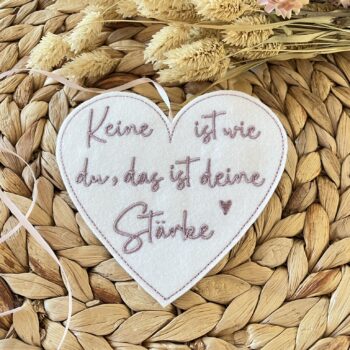 Filz Anhänger Herz – Keine ist wie du – das ist deine Stärke – mit Herz