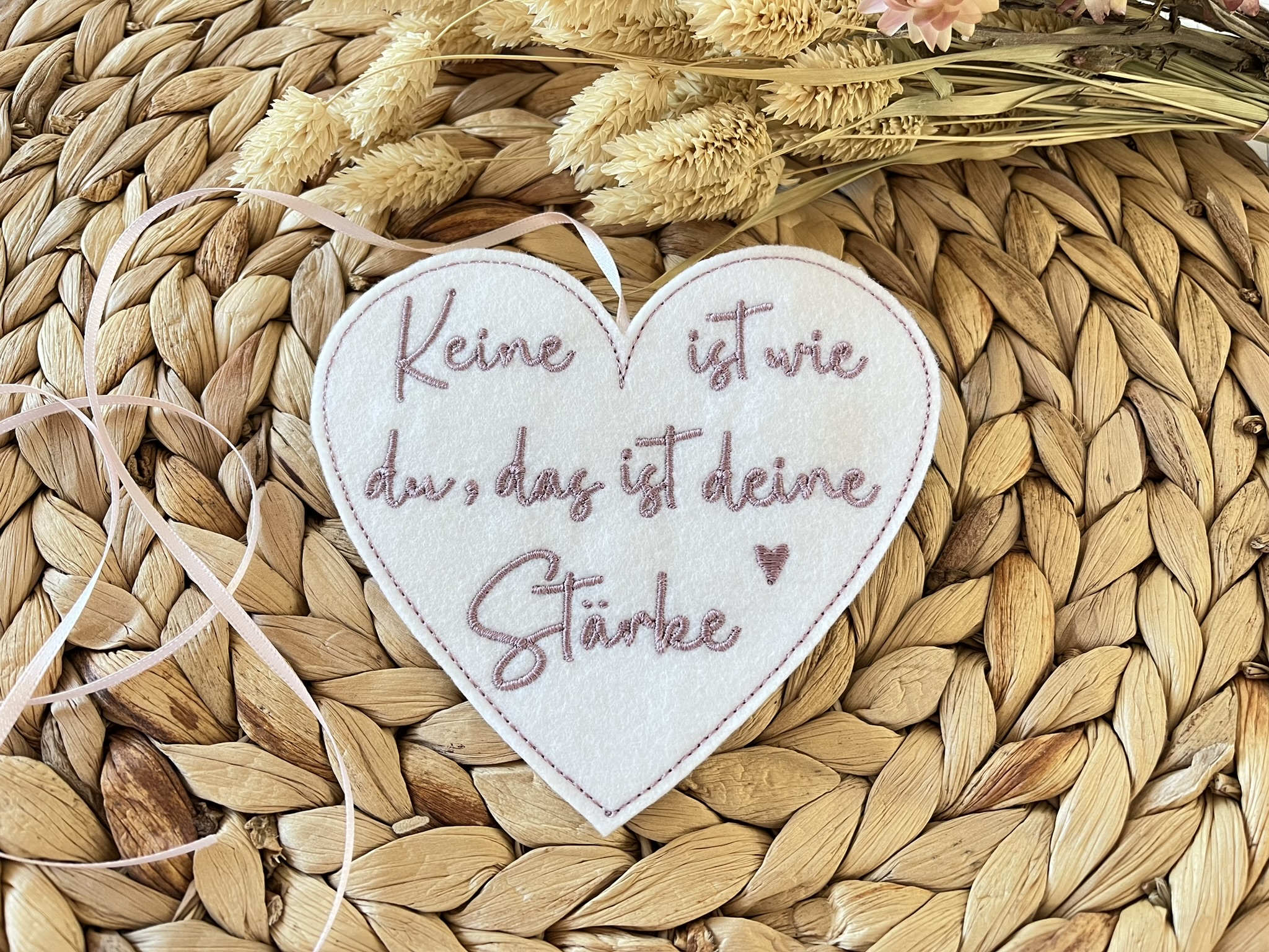 Filz Anhänger Herz – Keine ist wie du – das ist deine Stärke – mit Herz