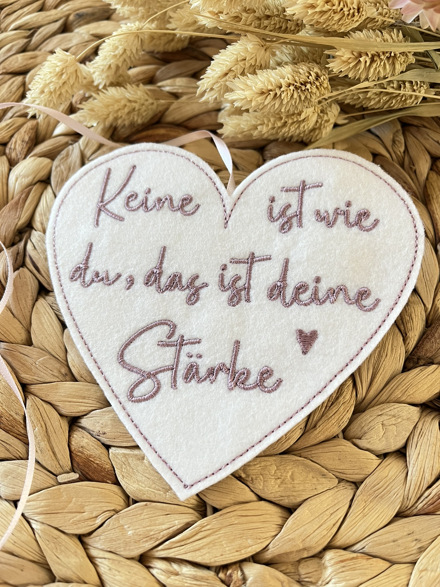 Filz Anhänger Herz – Keine ist wie du – das ist deine Stärke – mit Herz