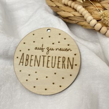 Holz Anhänger - auf zu neuen ABENTEUERN- Punkte – Lasergravur Geschenk