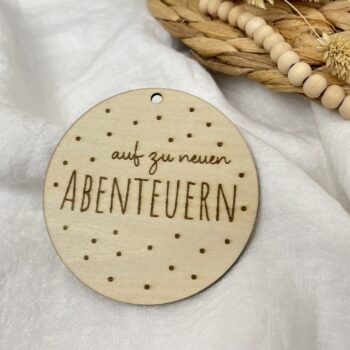 Holz Anhänger - auf zu neuen ABENTEUERN- Punkte – Lasergravur Geschenk