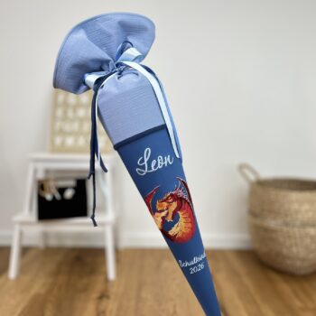 Schultüte Drache – personalisiert in Blau mit kraftvollem Drachenmotiv