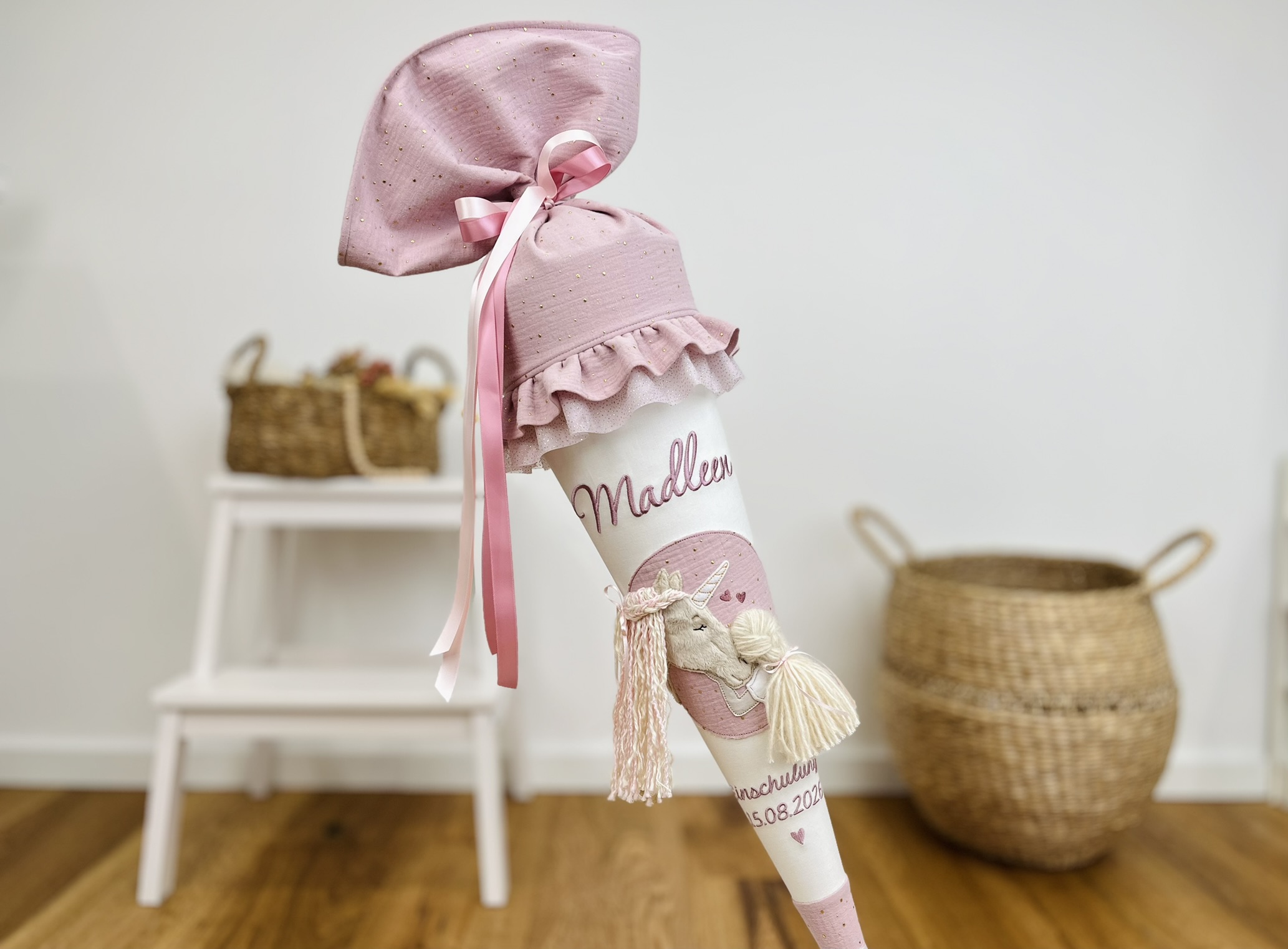 Schultüte Einhorn & Mädchen – rosa Musselin mit Goldpunkten