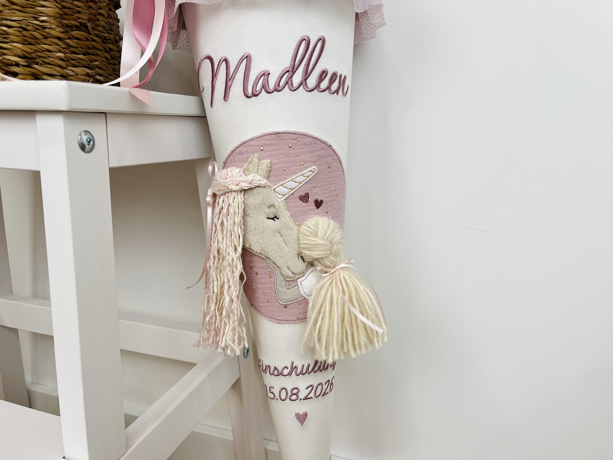 Schultüte Einhorn & Mädchen – rosa Musselin mit Goldpunkten