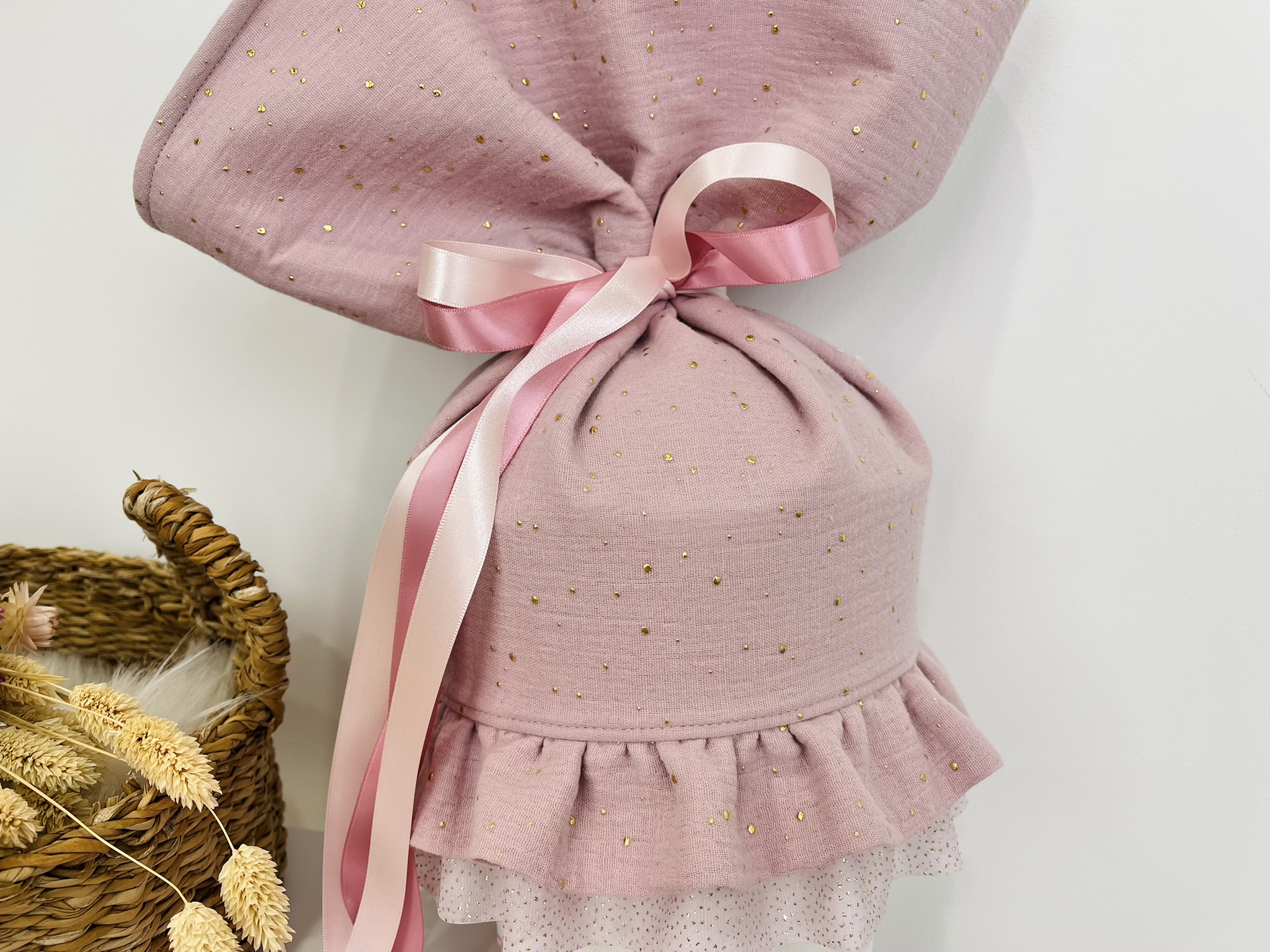 Schultüte Einhorn & Mädchen – rosa Musselin mit Goldpunkten
