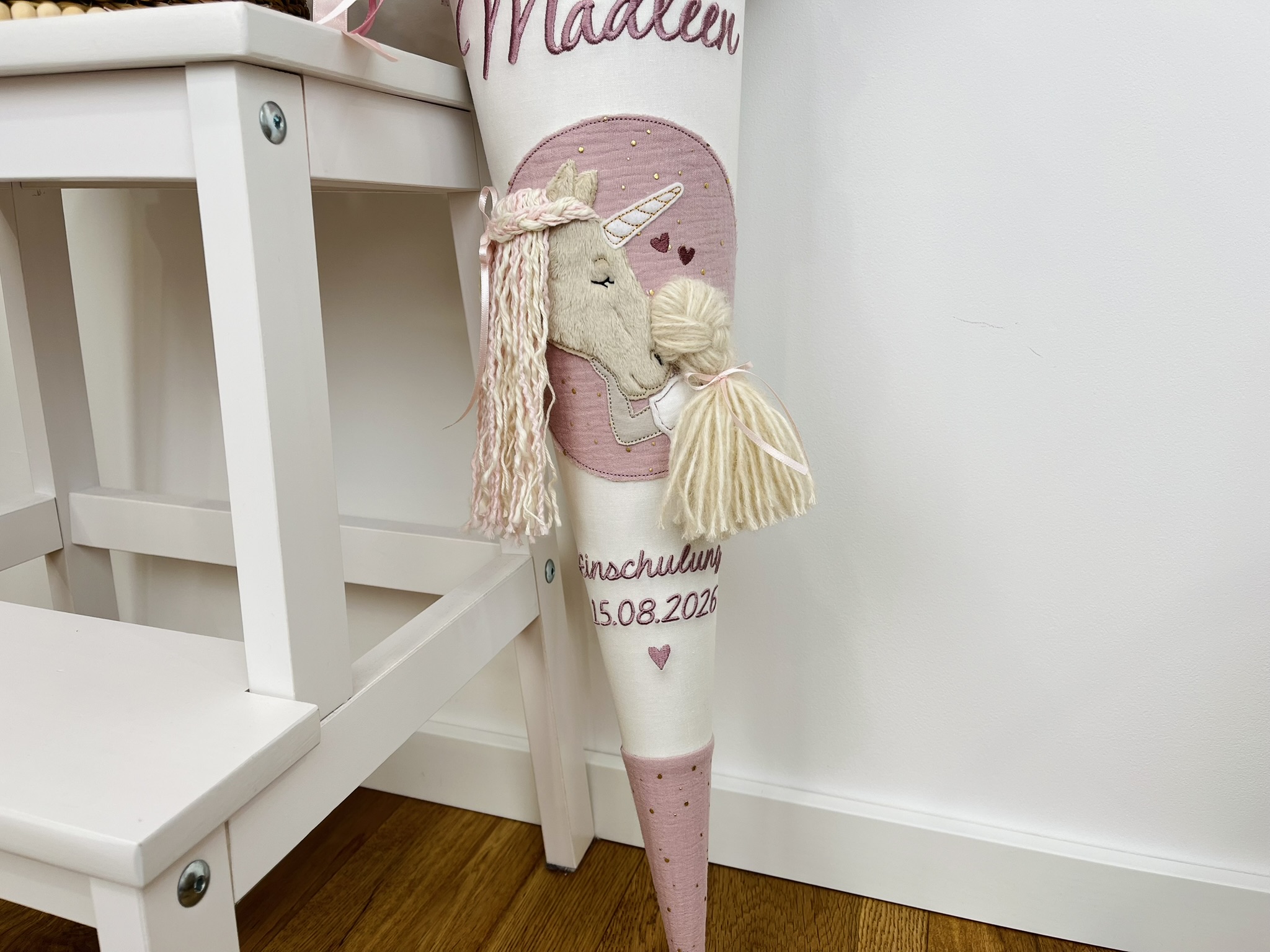 Schultüte Einhorn & Mädchen – rosa Musselin mit Goldpunkten