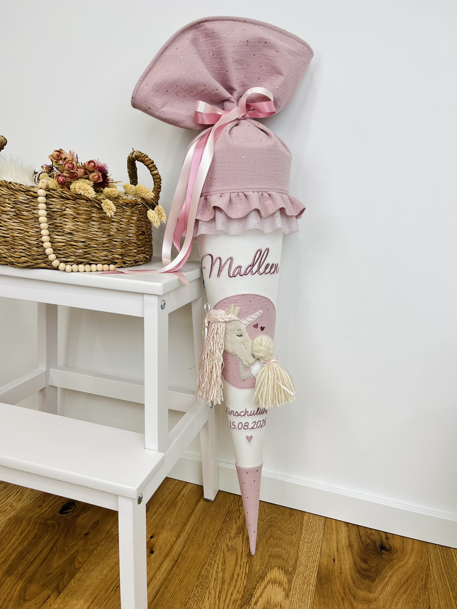 Schultüte Einhorn & Mädchen – rosa Musselin mit Goldpunkten