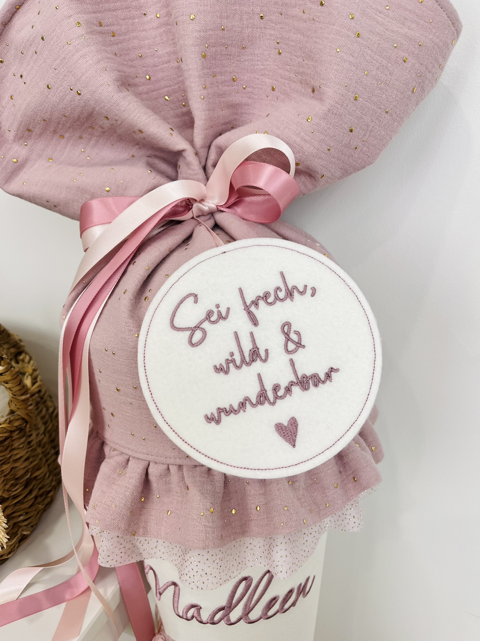 Schultüte Einhorn & Mädchen – rosa Musselin mit Goldpunkten