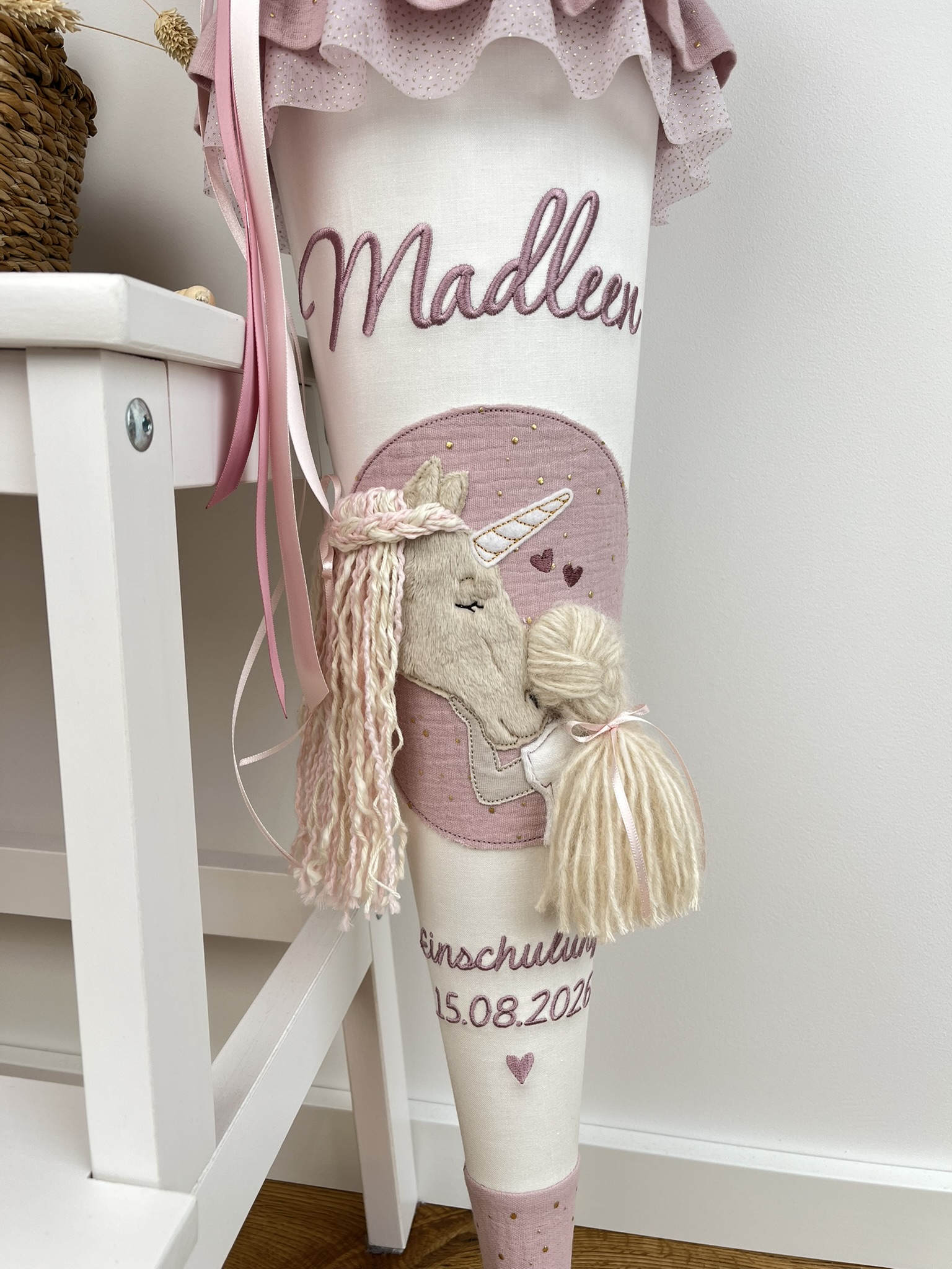 Schultüte Einhorn & Mädchen – rosa Musselin mit Goldpunkten