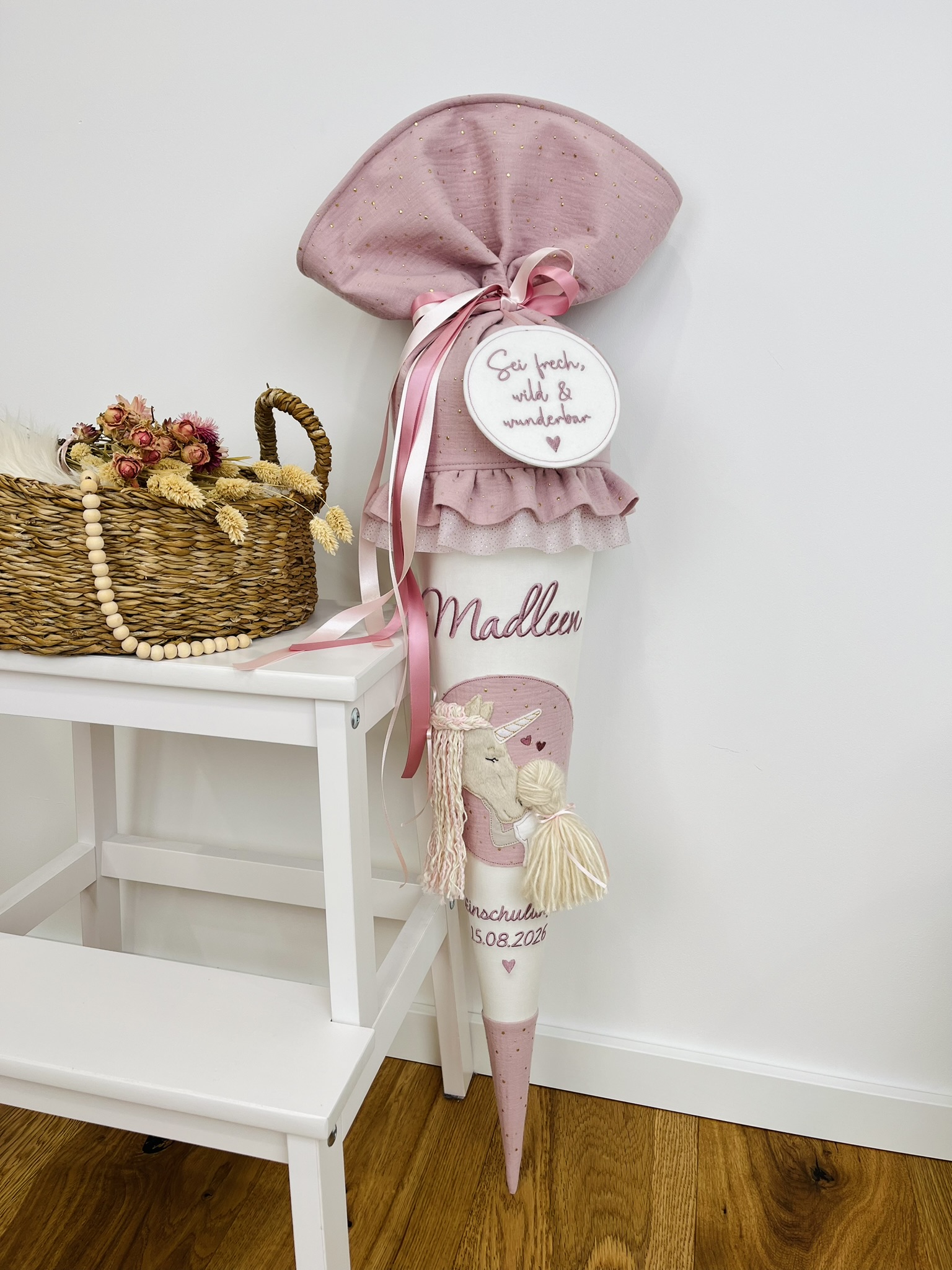 Schultüte Einhorn & Mädchen – rosa Musselin mit Goldpunkten