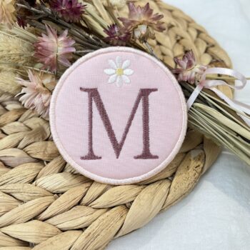 Klettie Initiale mit Blume – personalisiert zur Einschulung