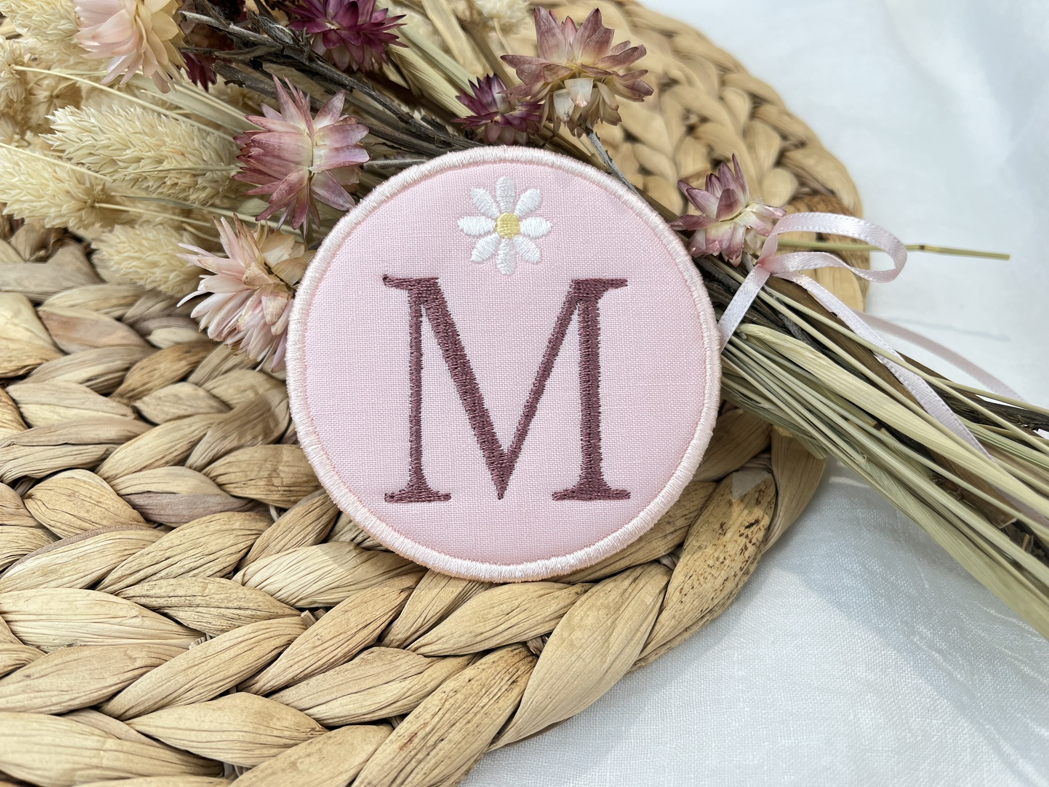 Klettie Initiale mit Blume – personalisiert zur Einschulung