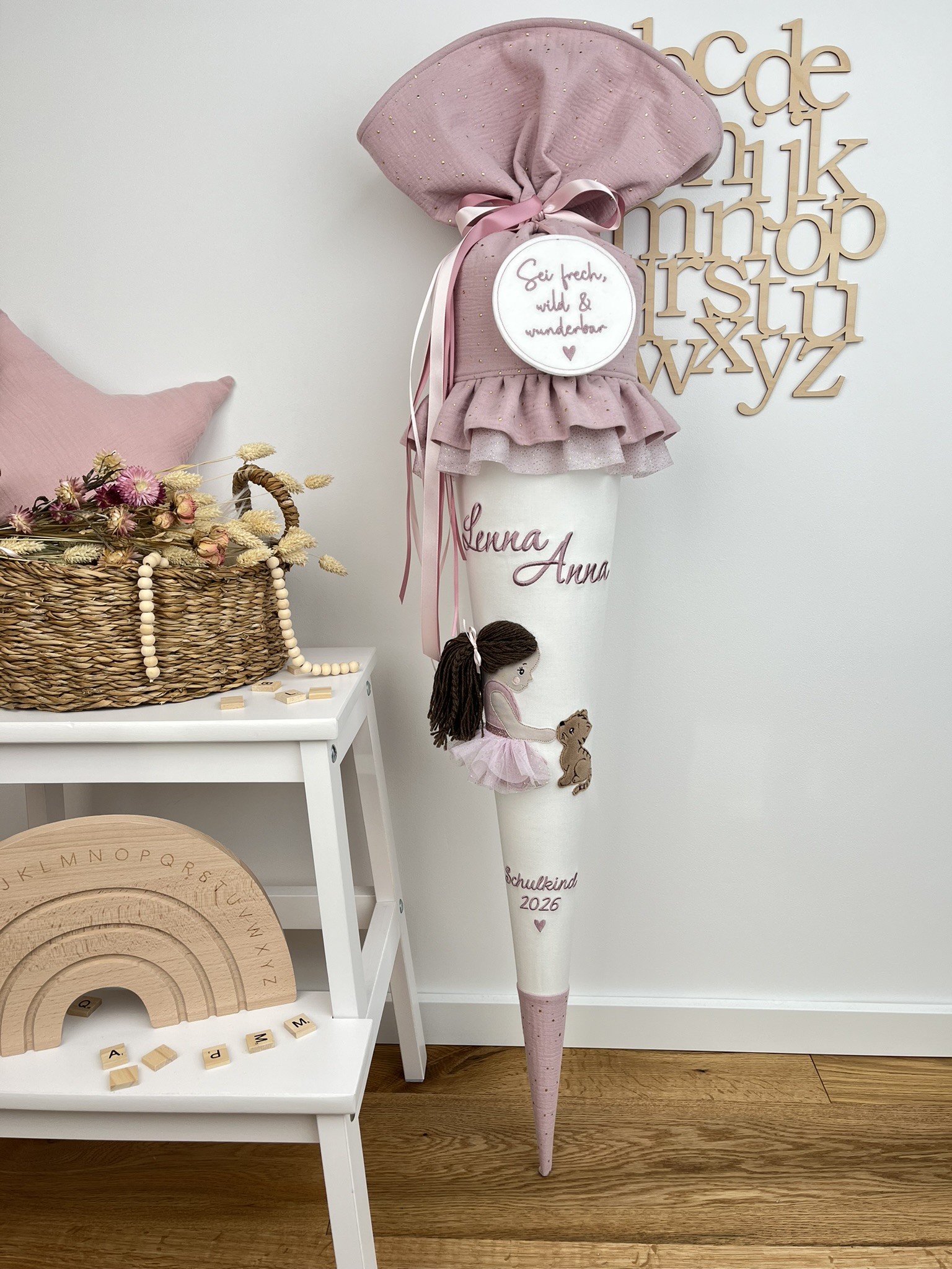 Schultüte Mädchen & Katze – rosa Musselin mit Goldpunkten