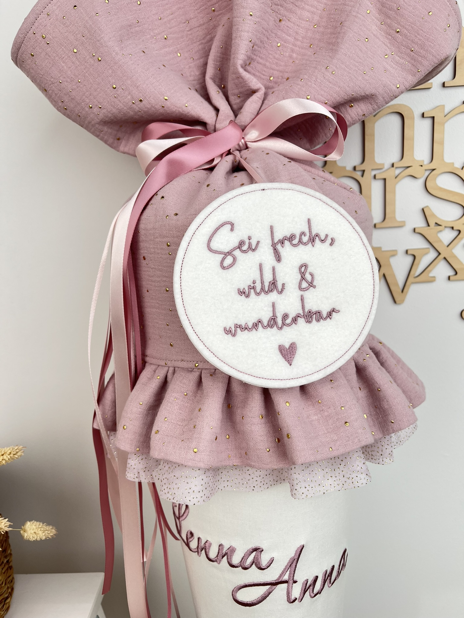 Schultüte Mädchen & Katze – rosa Musselin mit Goldpunkten