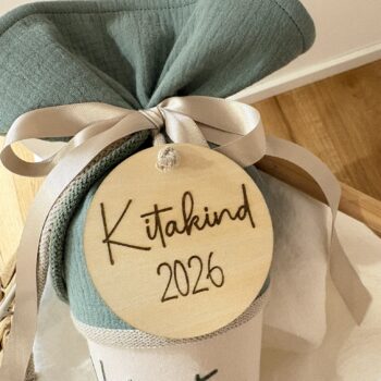 Holz Anhänger – Kitakind – Lasergravur Geschenk
