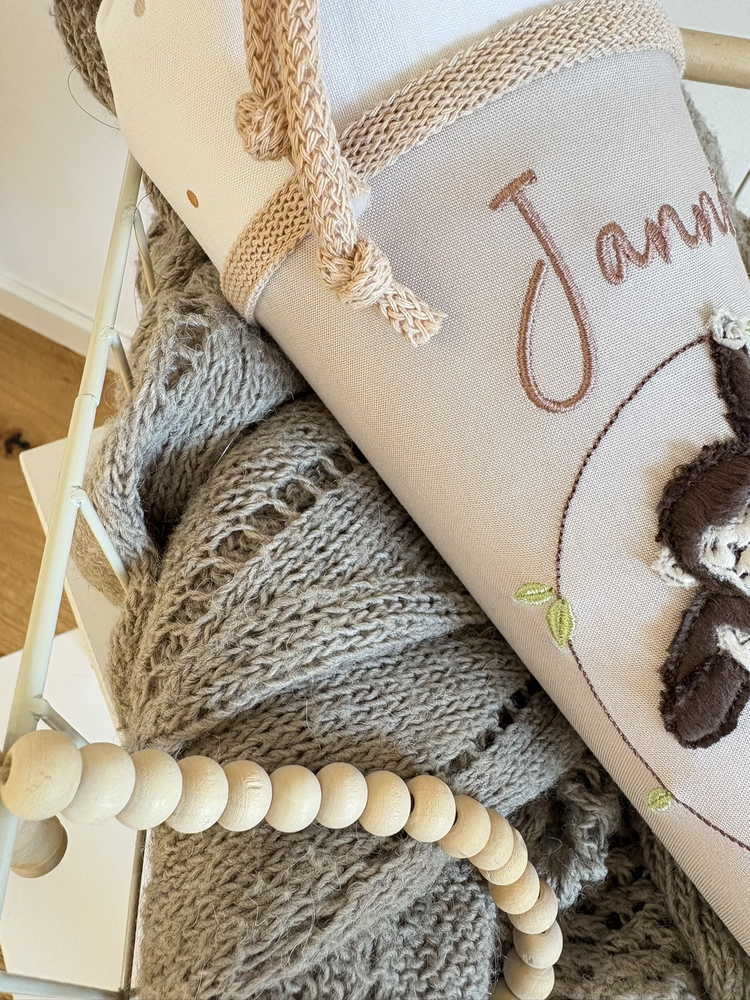 Detailansicht beige Strickkordel am Übergang und gesticktem Namen auf der Kindergartentüte
