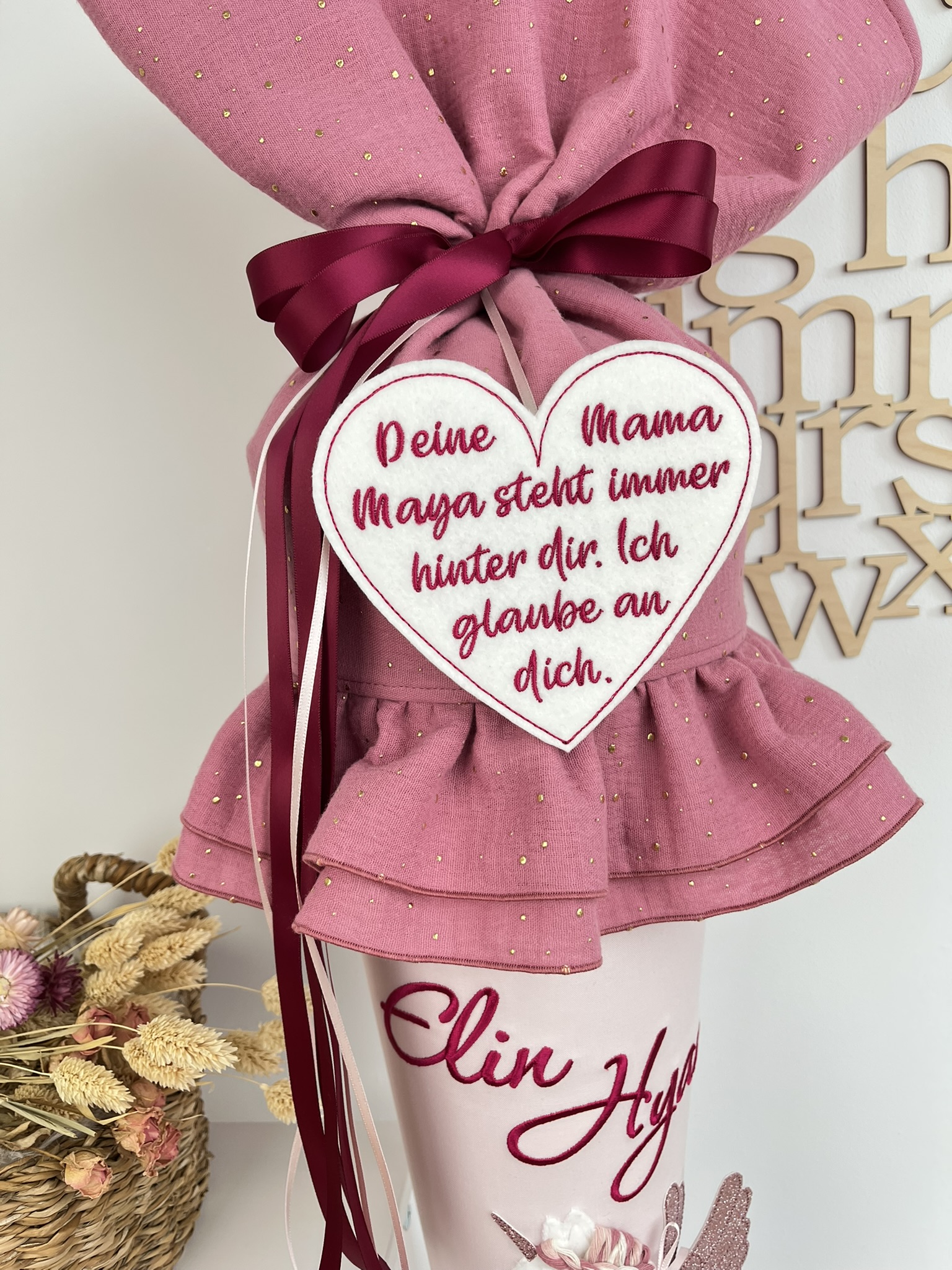 Detailansicht Alicorn mit Glitzerflügeln und Wollmähne auf zartrosa Schultüte mit gesticktem Namen