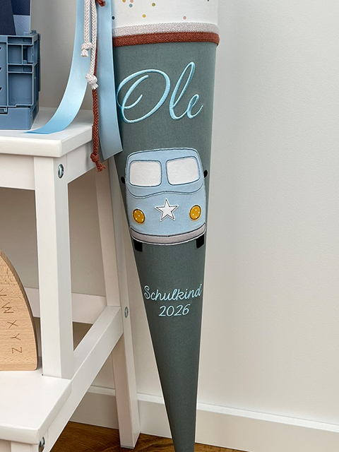 Schultüte mit Bulli-Applikation, Name und Schulkind-Schriftzug in Hellblau