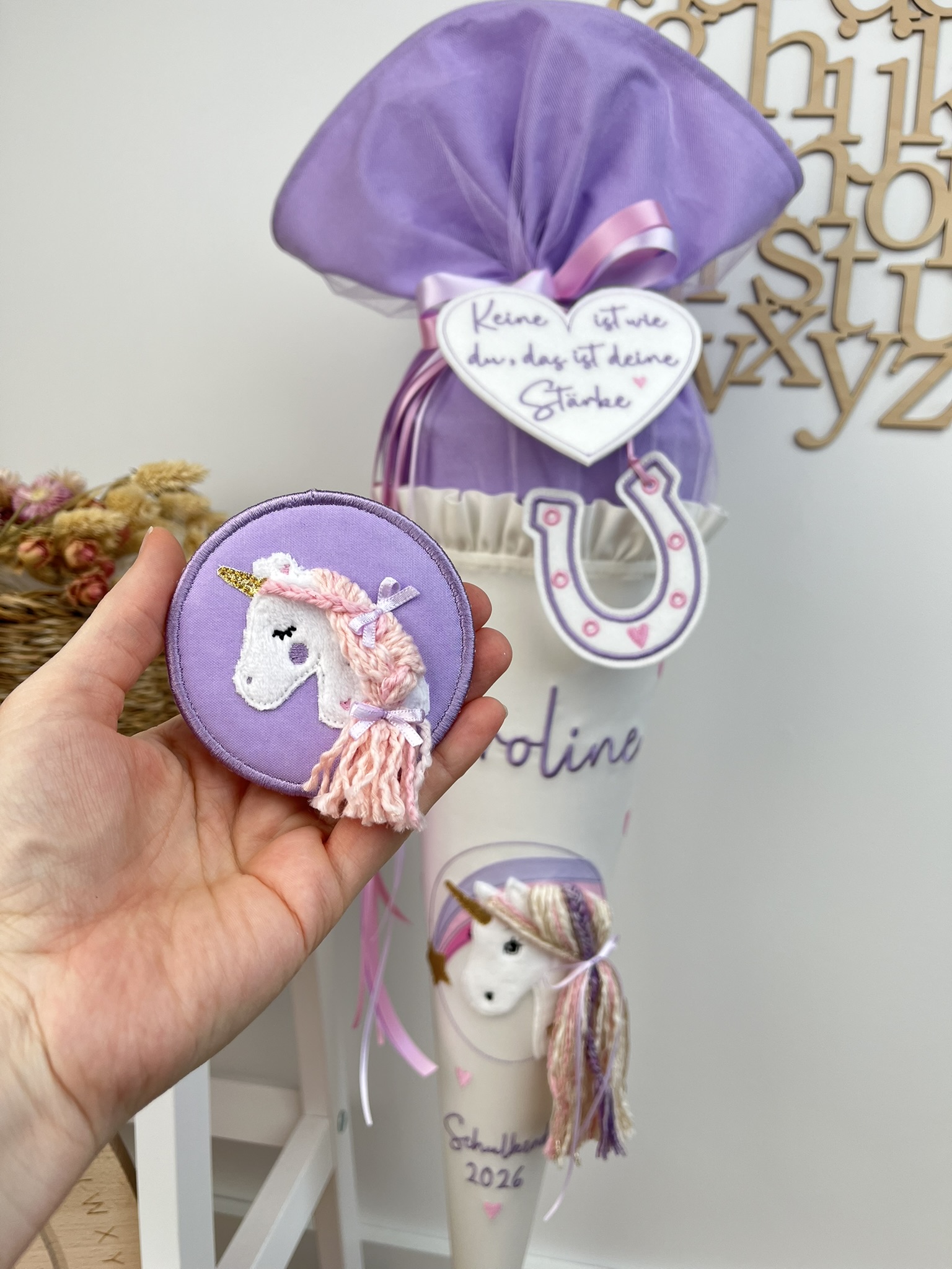 Schultüte Einhorn mit passendem Klettie Einhorn Flieder in der Hand