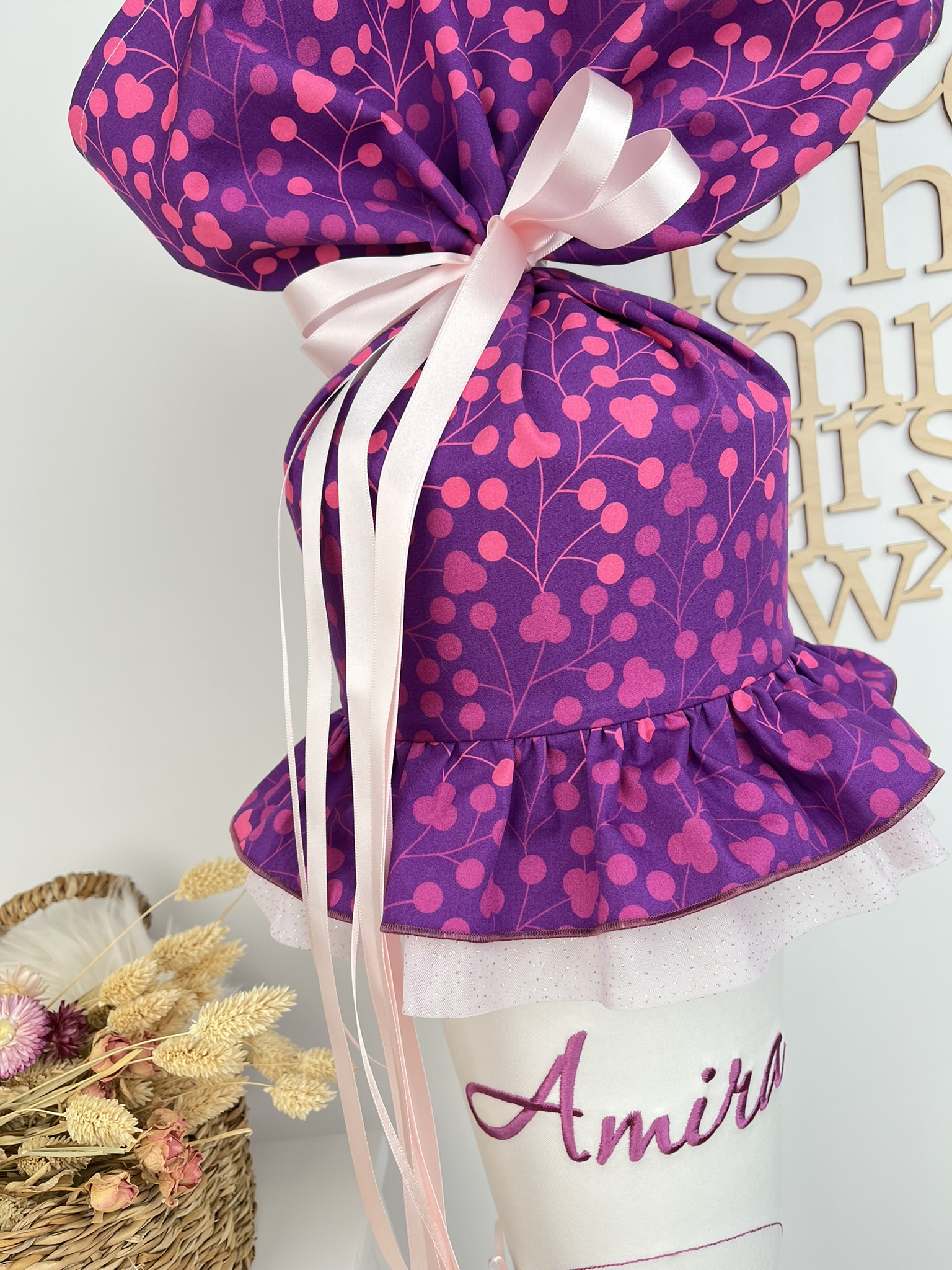Detailansicht Rüsche aus lila Beerenstoff und Glitzertüll mit hellrosa Satinbändern