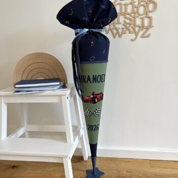 Schultüte Formel 1 in Grün und Marineblau mit Buchstabenstoff, gesticktem Rennwagen und Zielflaggen, Gesamtansicht mit Ständer