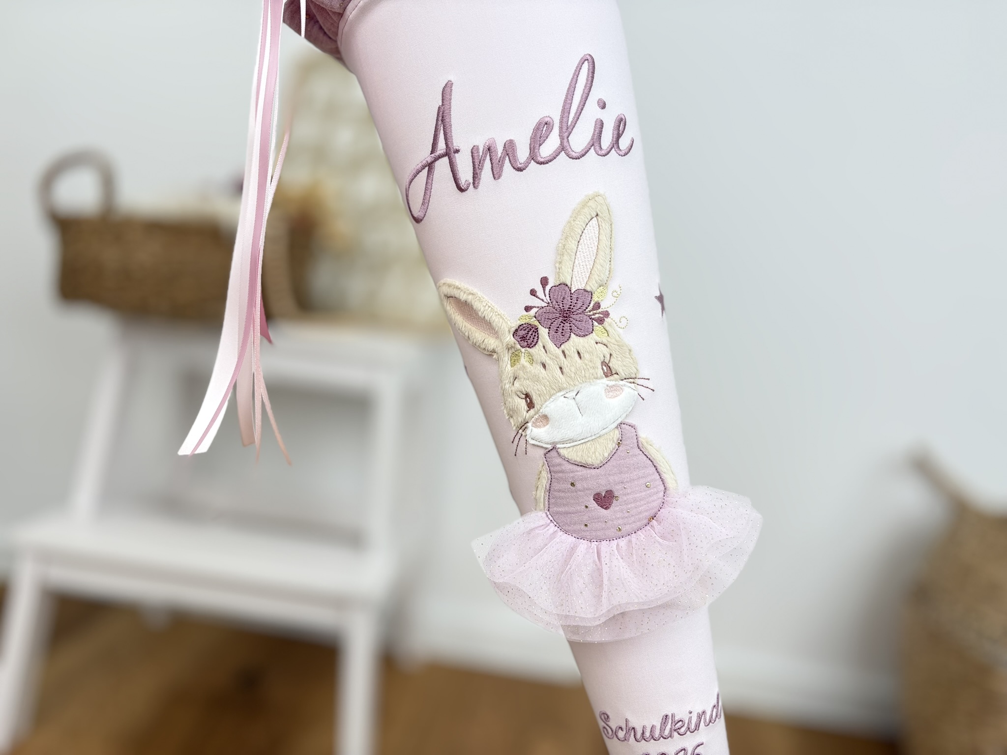 Detailansicht gestickte Hasen-Ballerina mit Glitzertüll-Rock auf der Schultüte