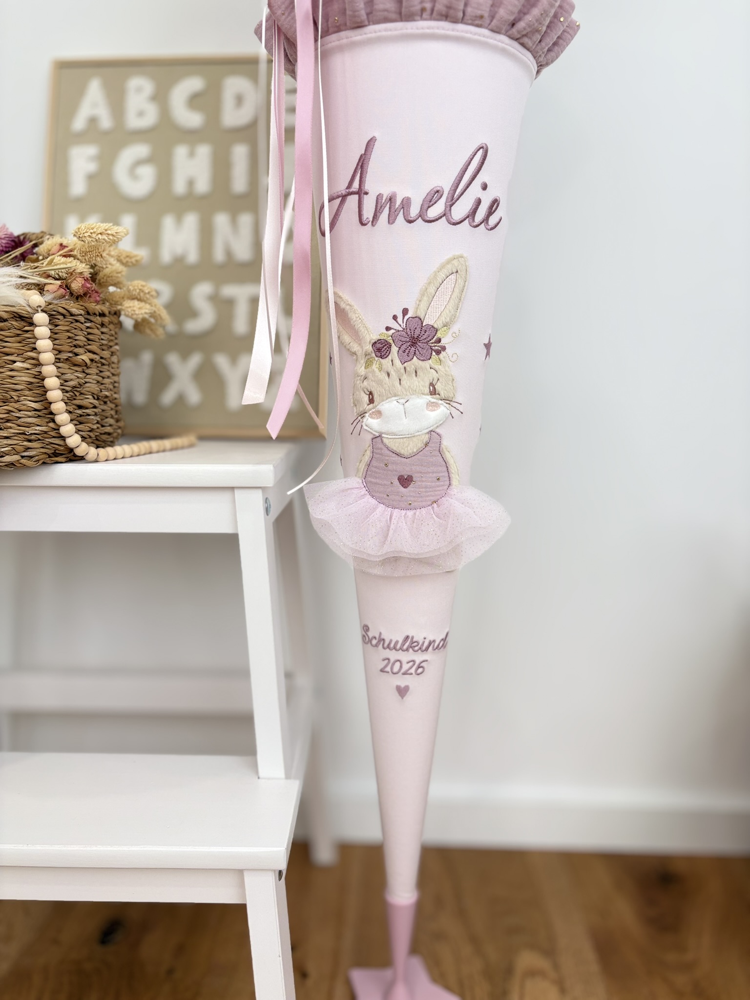 Seitenansicht Schultüte Hasen-Ballerina mit Rüsche und Satinbändern