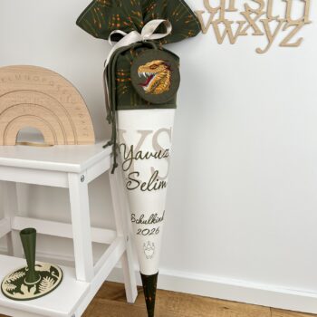 Schultüte mit Initialen YS in Grün und Creme, gesticktem Namen, Drachen-Anhänger aus Filz und Dino-Ständer, Gesamtansicht