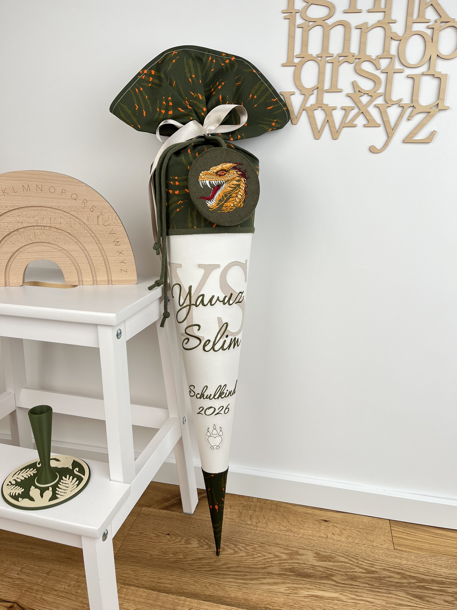 Schultüte mit Initialen YS in Grün und Creme, gesticktem Namen, Drachen-Anhänger aus Filz und Dino-Ständer, Gesamtansicht