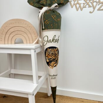 Schultüte Leopard in Grün und Creme mit gesticktem Leopardenkopf, Name und Schulkind-Schriftzug, Gesamtansicht