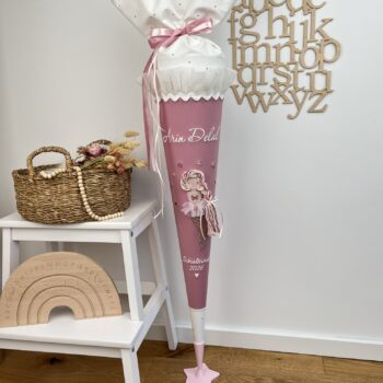 Schultüte Meerjungfrau in Altrosa und Creme mit Rüsche aus weißem Glitzertüll, gesticktem Namen und Schulkind-Schriftzug, Gesamtansicht mit Ständer