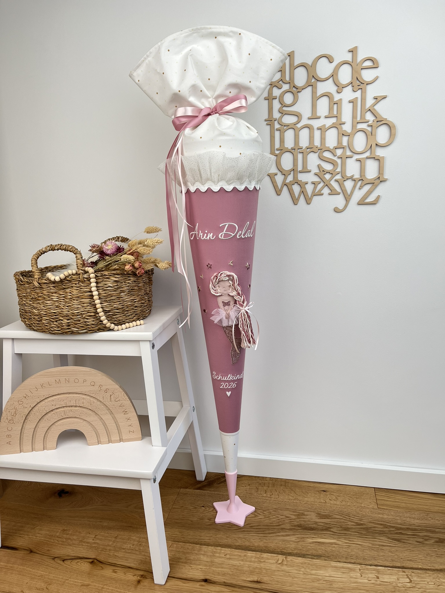 Schultüte Meerjungfrau in Altrosa und Creme mit Rüsche aus weißem Glitzertüll, gesticktem Namen und Schulkind-Schriftzug, Gesamtansicht mit Ständer