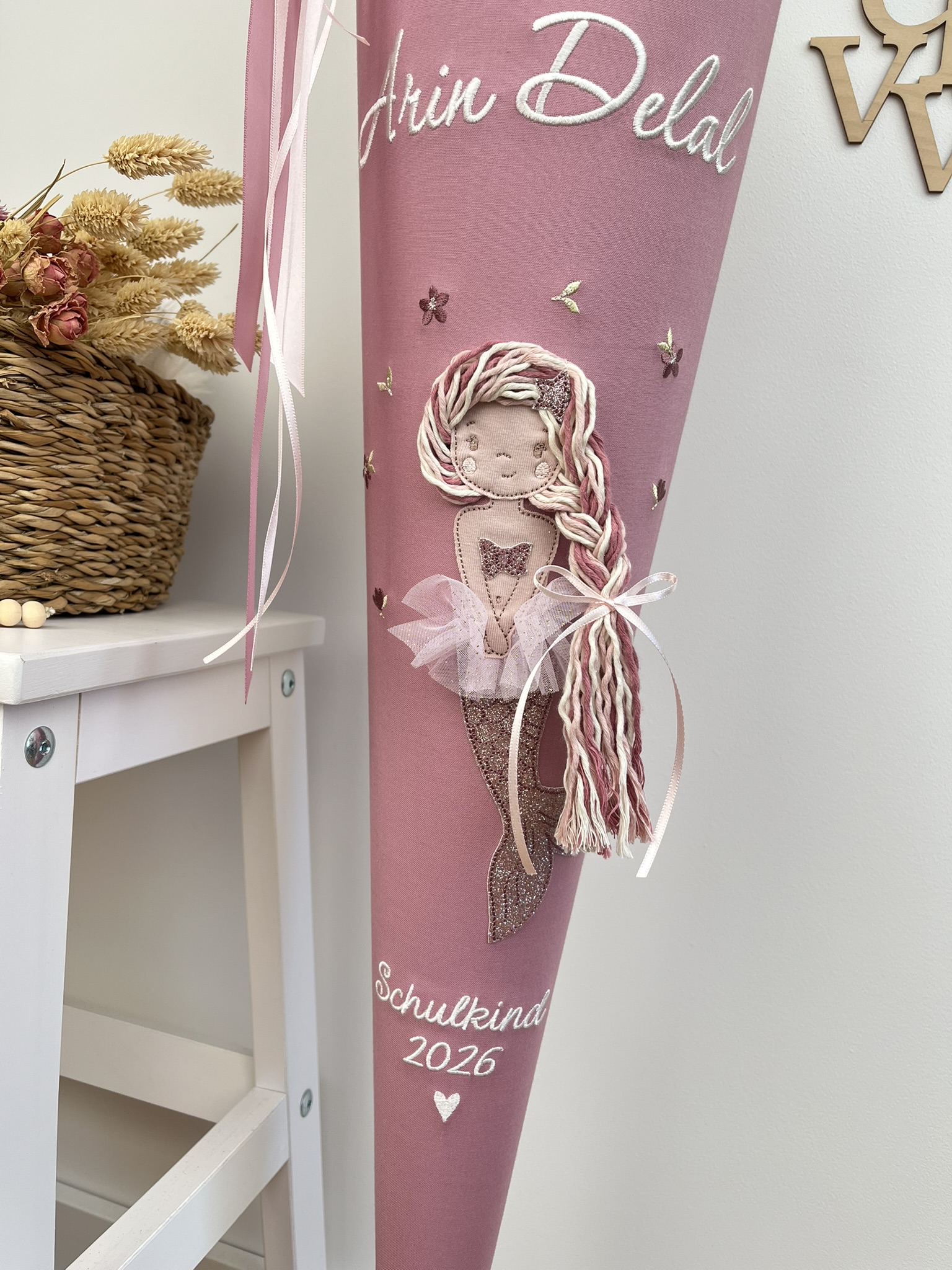 Detailansicht Meerjungfrau mit Wollzopf, Glitzerflosse und Tüllrock auf altrosa Schultüte