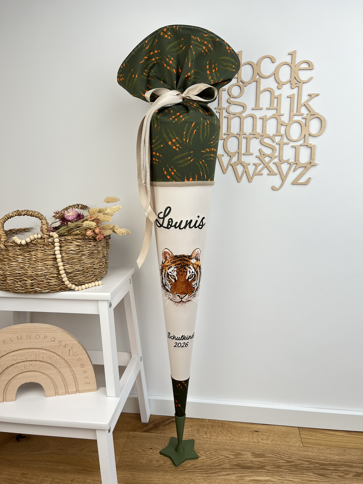 Schultüte Tiger in Grün und Creme mit gesticktem Tigerkopf, Gesamtansicht mit Ständer