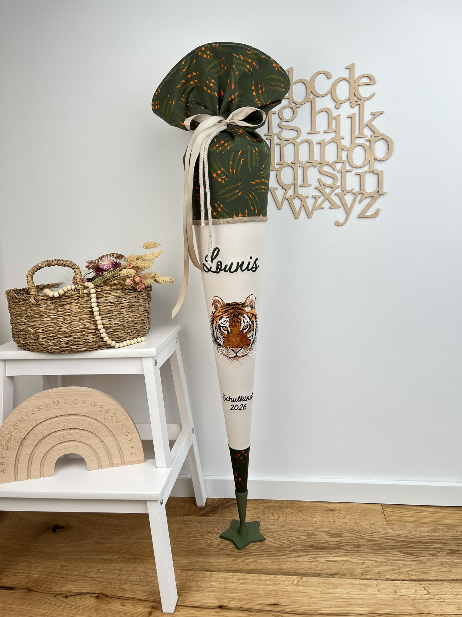Schultüte Tiger mit gesticktem Namen, Tigerkopf und Schulkind-Schriftzug auf cremefarbenem Stoff