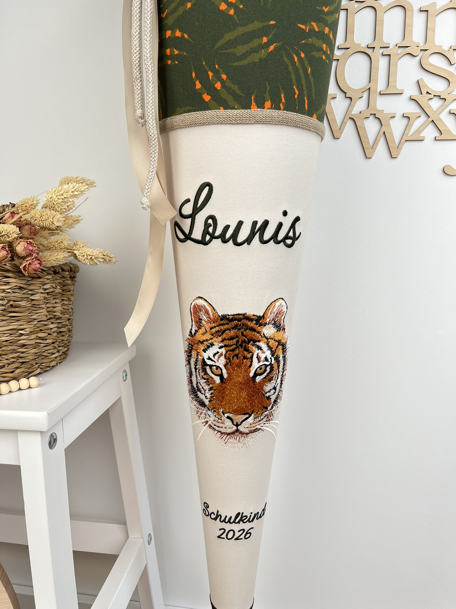 Detailansicht gestickter Tigerkopf auf cremefarbener Schultüte mit Name und Schulkind-Schriftzug